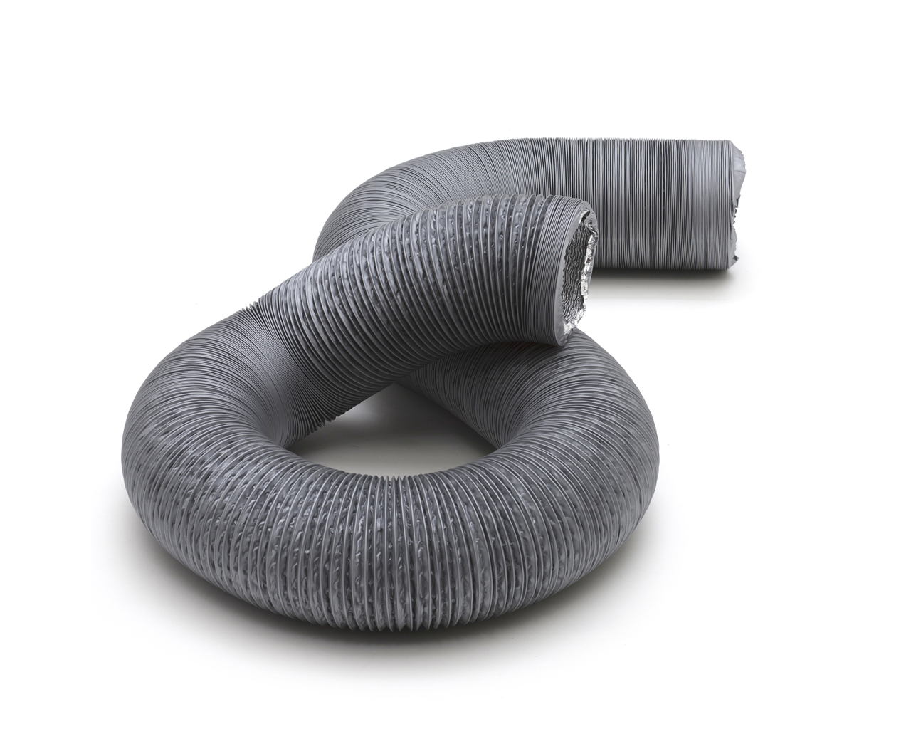 FLEX010CD Flexibele slang combi (FLEX...CD) De Flexibele slang combi is gemaakt van 2 lagen met binnen een aluminium laag, gelijmd aan een kunststof buitenlaag met daartussen een metalen spiraal die de stijfheid en de vorm van de slang borgt. De slang wordt gebruikt als aansluiting aan ventilatoren, roosters en ventielen.